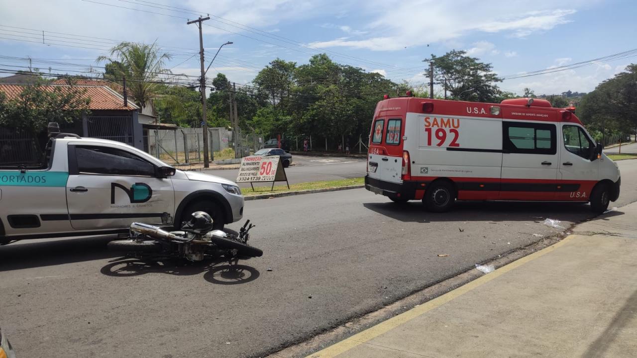 Foto 2 de 3 — Motociclista é levado para a Santa Casa após acidente no Selmi Dei